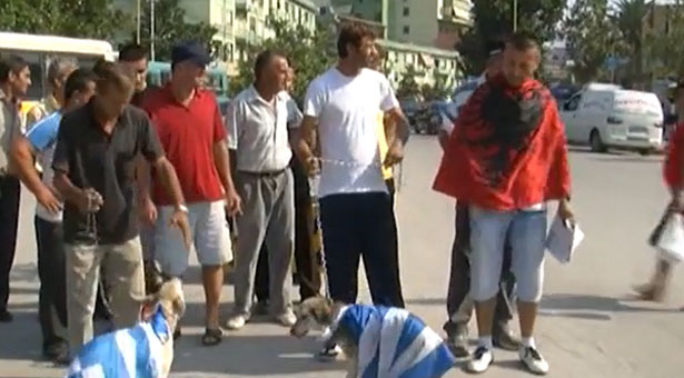 Αλβανοί έντυσαν σκυλιά με την ελληνική σημαία!