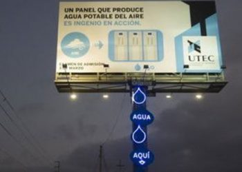 Διαφημιστική πινακίδα παράγει πόσιμο νερό