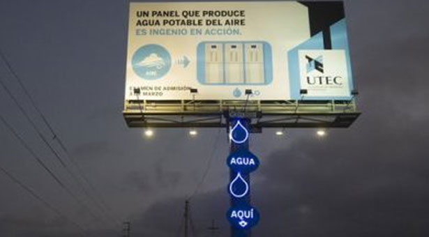 Διαφημιστική πινακίδα παράγει πόσιμο νερό