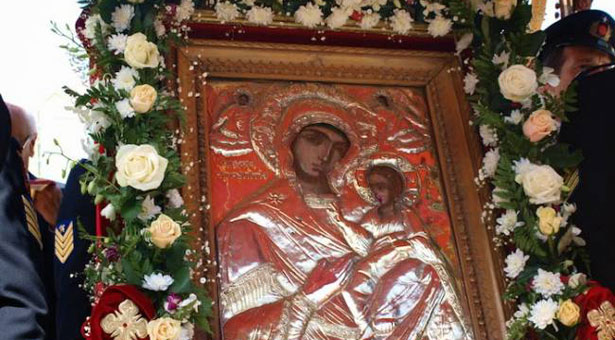 Χαμός στο Αίγιο - Μοναχός λιθοβόλησε την εικόνα της Παναγίας της Τρυπητής
