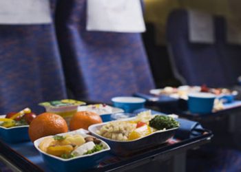 Τα 7 φαγητά που πρέπει να αποφεύγεις πριν ταξιδέψεις