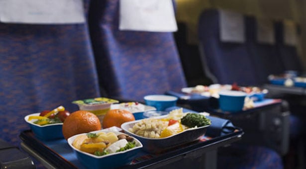 Τα 7 φαγητά που πρέπει να αποφεύγεις πριν ταξιδέψεις