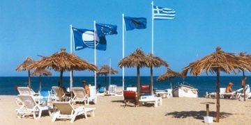 Δεύτερη παγκοσμίως η Ελλάδα σε γαλάζιες σημαίες για τις ακτές της