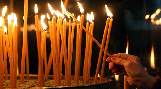 Ιερώνυμος: Παιδάκι έκλεβε κεριά... γιατί δεν είχε ρεύμα