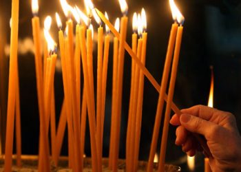 Να γιατί δεν πρέπει να σβήνονται γρήγορα τα κεριά που ανάβουν οι Χριστιανοί!