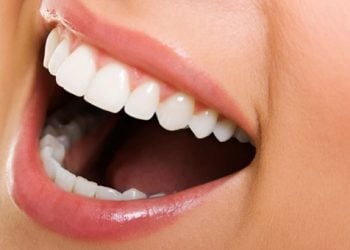 Φυσικές συνταγές για λευκά δόντια