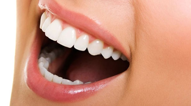 Φυσικές συνταγές για λευκά δόντια