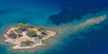 Αυτά είναι τα 40 ελληνικά νησιά που νοικιάζονται