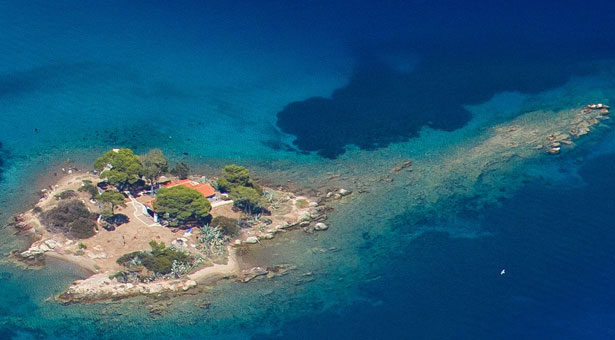 Αυτά είναι τα 40 ελληνικά νησιά που νοικιάζονται