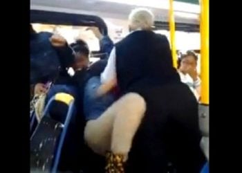 Οδηγός λεωφορείου χτυπάει μαθήτρια (video)
