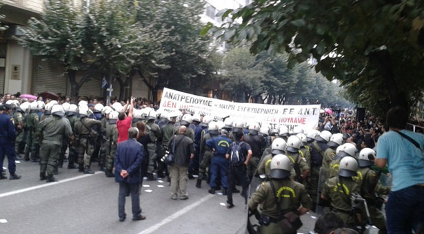 Θεσσαλονίκη: Διαδηλωτές στην μαθητική παρέλαση (video)