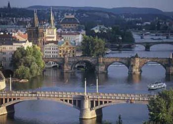 Πράγα: Άστεγοι ξεναγούν τουρίστες