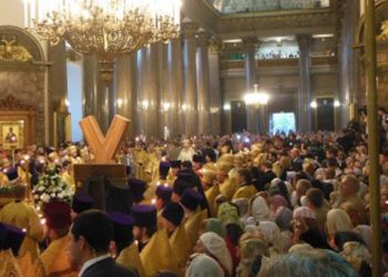 Ρωσία: Κοσμοσυρροή για το προσκύνημα του σταυρού του Αγίου Ανδρέα