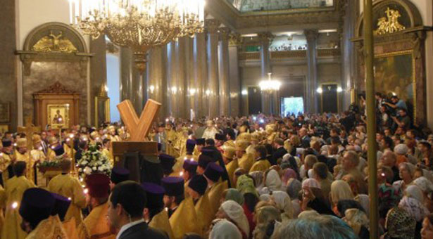 Ρωσία: Κοσμοσυρροή για το προσκύνημα του σταυρού του Αγίου Ανδρέα