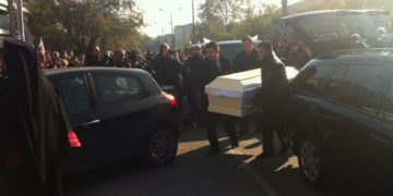 Σπάραξαν καρδιές στην κηδεία της 13χρονης Σάρας