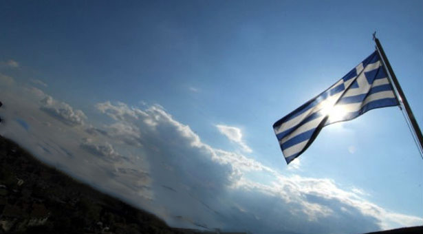 Έκαψαν ελληνικές σημαίες στην Πάτρα