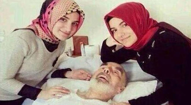 Κόντρα στην Τουρκία για τις χαμογελαστές αδελφές που ποζάρουν με το «νεκρό» παππού