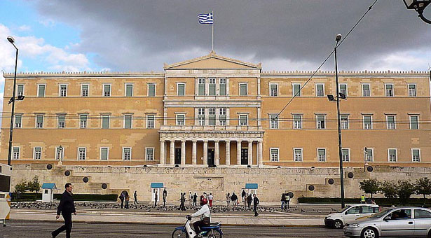 Минфин Греции внес в парламент окончательный проект бюджета на 2017 год