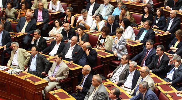 Χαμός στη Βουλή: Διακόπηκε η συνεδρίαση