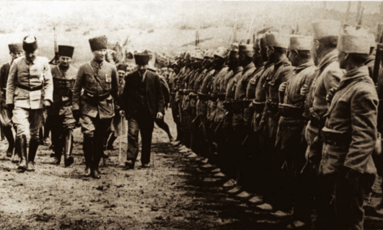 Ο Μουσταφά Κεμάλ επιθεωρεί τα στρατεύματα στη Νικομήδεια, στις 18 Ιουνίου 1922 (πηγή: en.wikipedia.org)