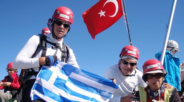 Έλληνας αξιωματικός υψώνει τη σημαία μας στις Ποντιακές Άλπεις!