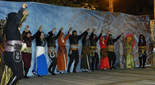 Εντυπωσίασαν οι ποντιακοί σύλλογοι την 12η Πανελλήνια Χορευτική Συνάντηση Σερρών (βίντεο)