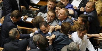 Έπεσαν μπουνιές στην ουκρανική Βουλή (βίντεο)