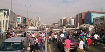 Κωνσταντινούπολη: Βυτιοφόρο συγκρούστηκε σε πεζογέφυρα αυτοκινητόδρομου (βίντεο)