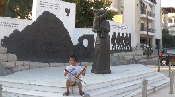 Βίντεο: Ο μικρός Άγγελος παίζει ποντιακή λύρα μπροστά στο Μνημείο Γενοκτονίας