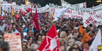 Θεσσαλονίκη - Διαδηλώσεις: Παλμός και συνθήματα σε μια πόλη-φρούριο (φωτο-βίντεο)