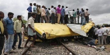 Τραγωδία στην Ινδία: Τρένο συγκρούστηκε με σχολικό λεωφορείο – νεκρά 19 παιδιά