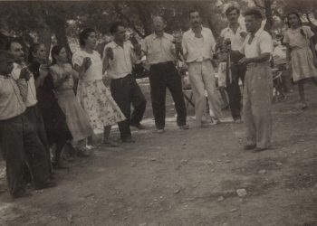 Παρέα Πόντιων προσφύγων από την Καλλιθέα χορεύει υπό τους ήχους της λύρας του Τάκη (Τακίτσον) σε εκδρομή στην Πεντέλη, περ. 1949 (πηγή: Επιτροπή Ποντιακών Μελετών)