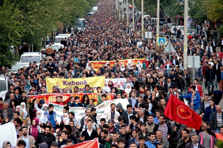 Κούρδοι διαδηλώνουν σε Τουρκία και Ευρώπη