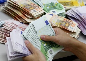 Spiegel: Η Ελλάδα δανείζεται φθηνά όσο ποτέ!
