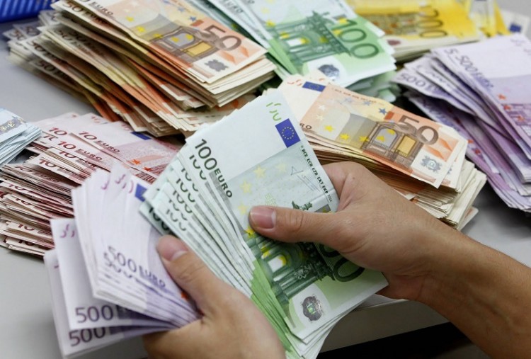 Spiegel: Η Ελλάδα δανείζεται φθηνά όσο ποτέ!