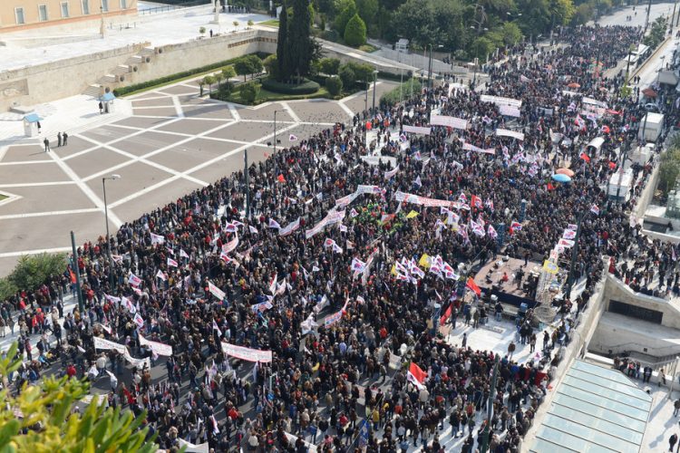 Ογκώδες το συλλαλητήριο του ΠΑΜΕ στην Αθήνα