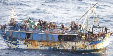 Ακυβέρνητο φορτηγό πλοίο με μετανάστες νότια της Κρήτης