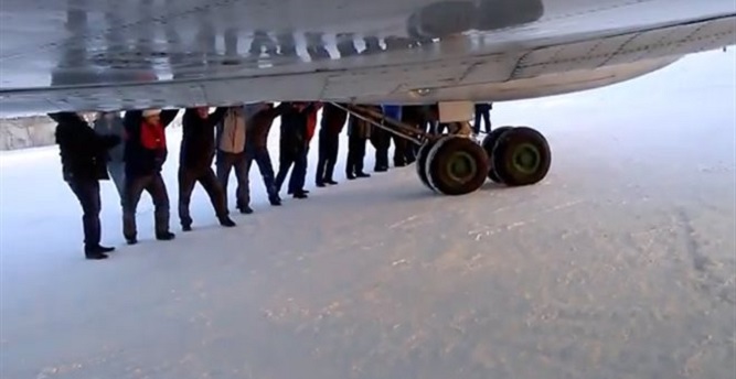 Επιβάτες κατέβηκαν από το αεροπλάνο για να σπρώξουν! (βίντεο)