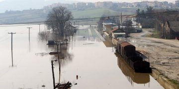 Έβρος: Φούσκωσε το ποτάμι, αγνοείται αστυνομικός, πλημμύρισαν σπίτια