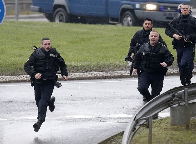 Τουλάχιστον έναν όμηρο κρατούν οι εκτελεστές του Charlie Hebdo