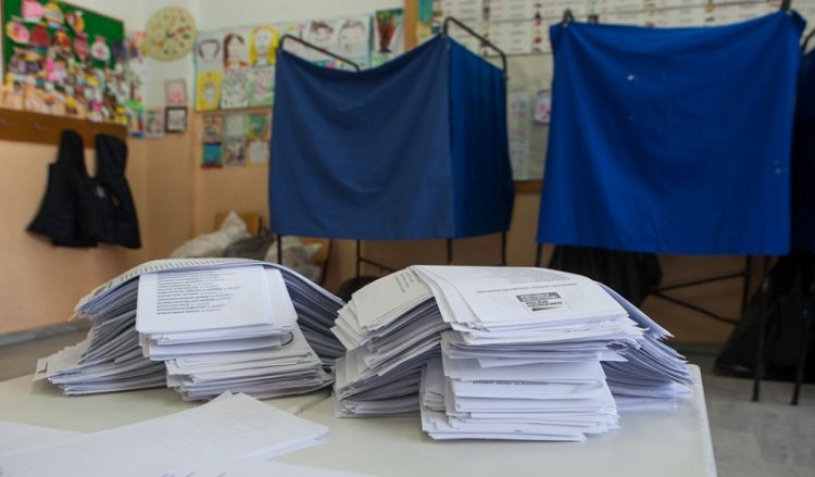 Ψήφος στα 17 και 12ετή θητεία για τους βουλευτές στο νέο εκλογικό νόμο