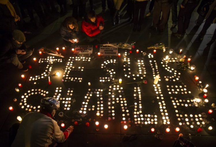 Φόρο τιμής στα θύματα του Charlie Hebdo απέτισαν δεκάδες χιλιάδες άνθρωποι σε όλο τον πλανήτη