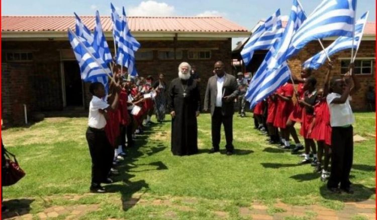 С греческими флагами встретили Патриарха Александрийского в ЮАР