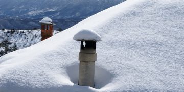 Χιόνι και παγετός κρατούν κλειστούς δρόμους και χωριά αποκλεισμένα