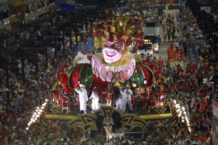 Ξέφρενοι ρυθμοί στο καρναβάλι του Ρίο ντε Τζανέιρο