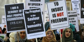 Οι μουσουλμάνοι της Βρετανίας ζητούν εξέγερση για τον Μωάμεθ