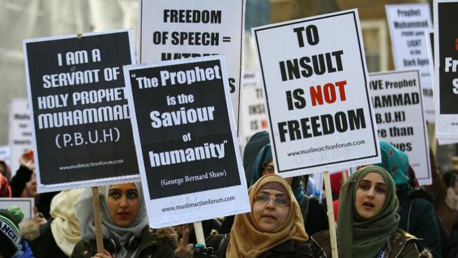 Οι μουσουλμάνοι της Βρετανίας ζητούν εξέγερση για τον Μωάμεθ