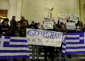 Πανό υπέρ της Ελλάδας στο Λούβρο, μπροστά από τη Νίκη της Σαμοθράκης (φωτο)