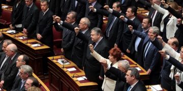 Присяга 300 депутатов греческого парламента 2015 года в новом ракурсе