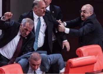 Ξύλο στο τουρκικό κοινοβούλιο, δύο βουλευτές χτυπήθηκαν με σφυρί!